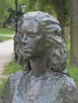 902298 Afbeelding van de kop van het bronzen beeld van verzetsstrijdster Truus van Lier (1921-1943), gemaakt door Joyce ...